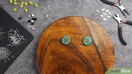 Imagen titulada Make Bottle Cap Earrings Step 12