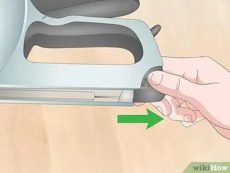 Imagen titulada Load a Staple Gun Step 8