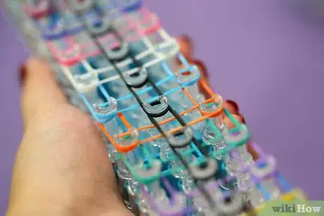 Imagen titulada Make a Ladder Bracelet on the Rainbow Loom Step 4