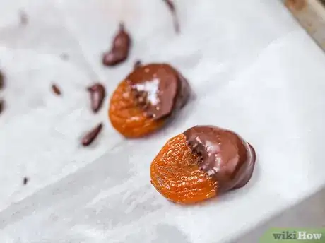 Imagen titulada Make Chocolate Covered Fruit Step 19