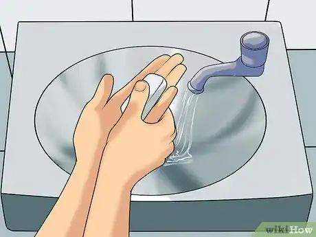 Imagen titulada Use Contact Lenses Step 8