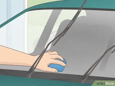 Imagen titulada Clean a Glass Windshield Step 20