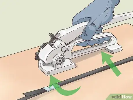 Imagen titulada Use a Uline Strapping Tool Step 16