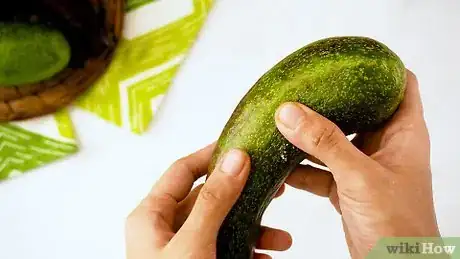 Imagen titulada Eat an Avocado Step 1