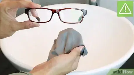 Imagen titulada Clean Eyeglasses Step 11