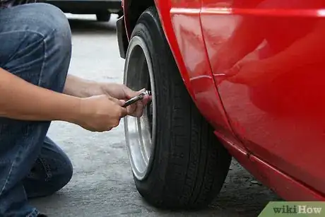 Imagen titulada Check and Add Air to Car Tires Step 8