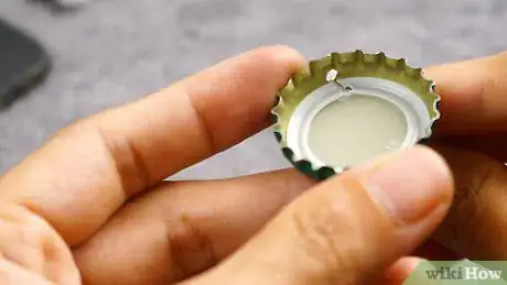 Imagen titulada Make Bottle Cap Earrings Step 14