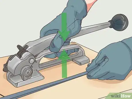 Imagen titulada Use a Uline Strapping Tool Step 10