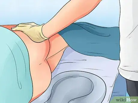 Imagen titulada Position a Bedpan Step 21