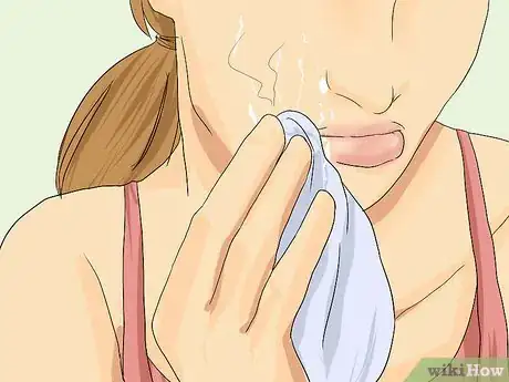 Imagen titulada Heal a Swollen Lip Step 7
