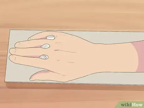 Imagen titulada Splint a Fractured Hand Step 10