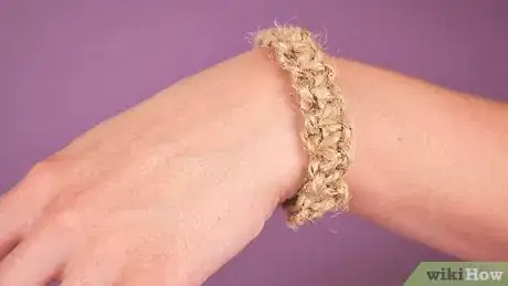 Imagen titulada Make Hemp Bracelets Step 10