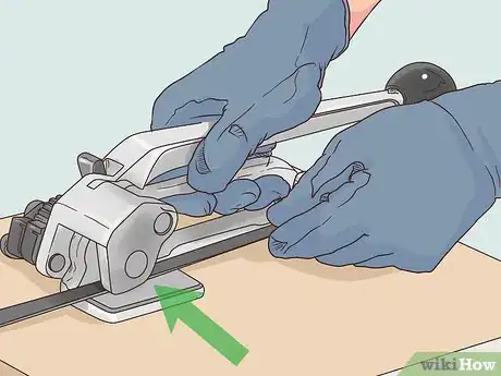 Imagen titulada Use a Uline Strapping Tool Step 11