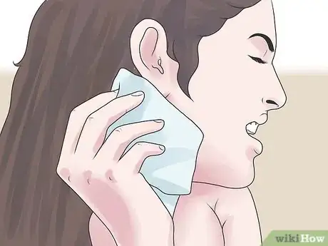 Imagen titulada Treat an Infected Sebaceous Cyst Step 1