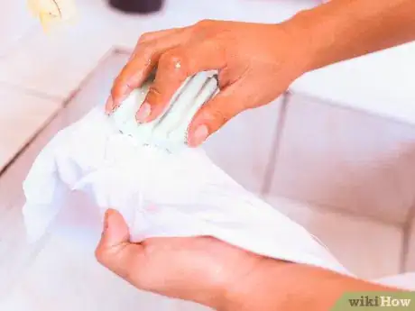 Imagen titulada Remove Fabric Softener Stains Step 3
