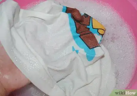 Imagen titulada Remove Fluorescent Glo Stick Liquid from Fabric Step 5