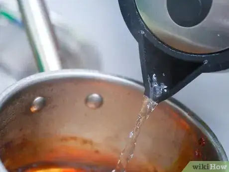 Imagen titulada Get Caramel off Pots and Pans Step 13