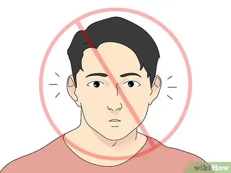 Imagen titulada Make Eye Contact With a Girl Step 4