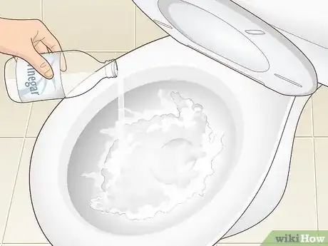 Imagen titulada Clean a Toilet Bowl with Vinegar and Baking Soda Step 5