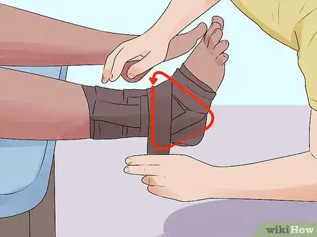 Imagen titulada Tape an Ankle Like an Athletic Trainer Step 11