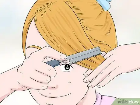 Imagen titulada Razor Cut Bangs Step 5