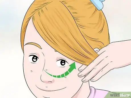 Imagen titulada Razor Cut Bangs Step 4