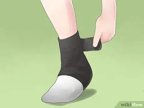 Imagen titulada Tape a High Ankle Sprain Step 12