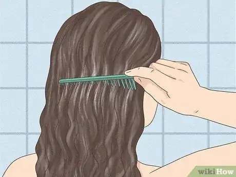 Imagen titulada Define Curly Hair Step 4