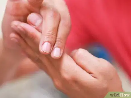 Imagen titulada Look Like You Are Pulling Your Thumb Off Step 6
