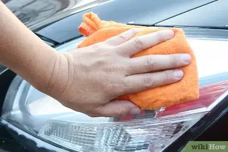 Imagen titulada Brighten Your Car's Yellowing Headlights Step 5