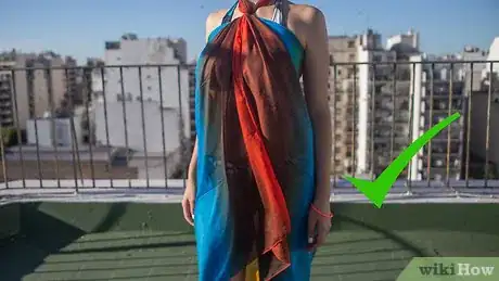 Imagen titulada Tie a Sarong Step 7