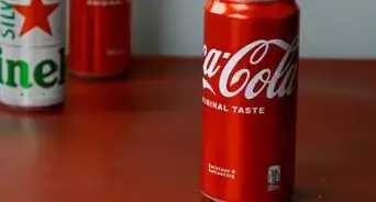 esconder una lata de cerveza en una lata de soda