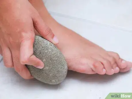 Imagen titulada Control Foot Odor with Baking Soda Step 18