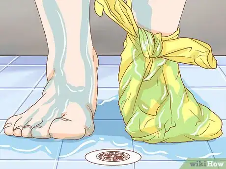 Imagen titulada Help a Toenail Grow Back Quickly Step 4