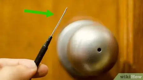 Imagen titulada Pick a Lock With Household Items Step 2