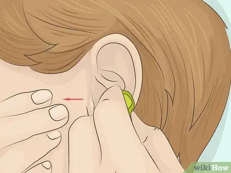 Imagen titulada Keep Earbuds from Falling Out of Your Ears Step 2