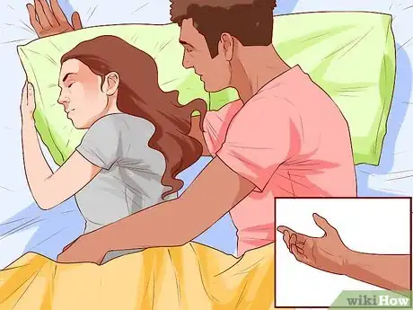 Imagen titulada Avoid Trapping Your Arm While Snuggling in Bed Step 6