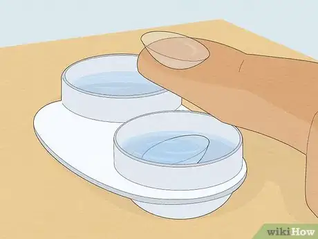 Imagen titulada Take Out Contact Lenses with Nails Step 1