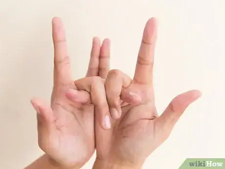 Imagen titulada Do a Snake Hand Trick Step 13
