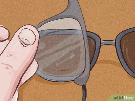Imagen titulada Tell if Sunglasses Are Polarized Step 6