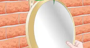 colgar un espejo en una pared sin usar clavos