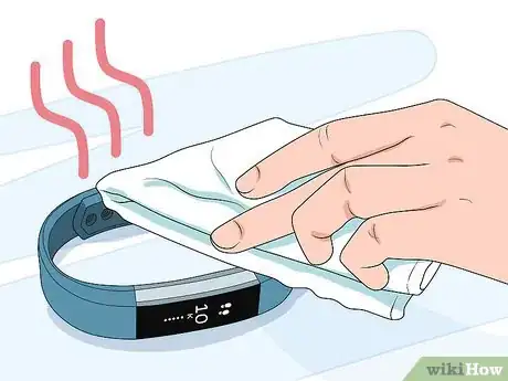 Imagen titulada Clean a Fitbit Band Step 5