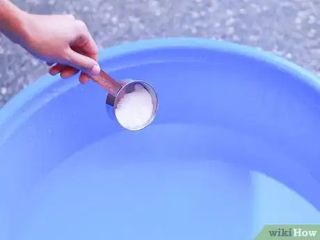 Imagen titulada Control Foot Odor with Baking Soda Step 1