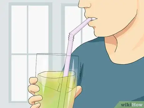 Imagen titulada Heal a Swollen Lip Step 11