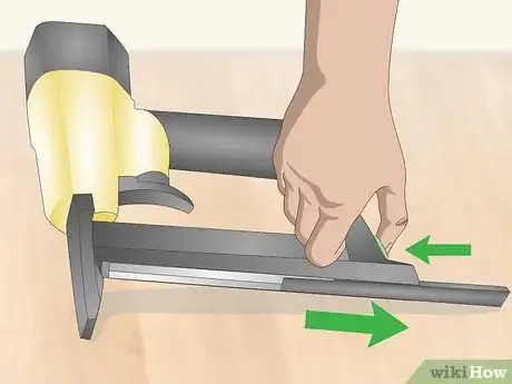 Imagen titulada Load a Staple Gun Step 13