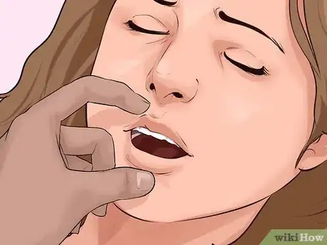 Imagen titulada Perform Rescue Breathing Step 8