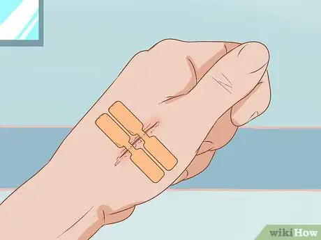 Imagen titulada Apply Different Types of Bandages Step 19