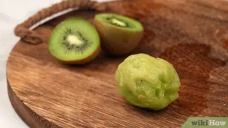 Imagen titulada Peel a Kiwi Step 12