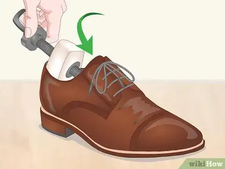 Imagen titulada Stretch New Shoes Step 8