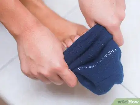 Imagen titulada Control Foot Odor with Baking Soda Step 11